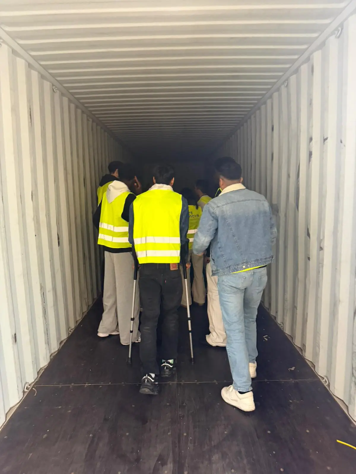 Studenti ITS Move all’interno di un container da 40 piedi durante la visita a ECU Worldwide