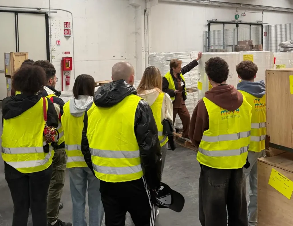 La docente illustra il processo di preparazione delle merci per la spedizione internazionale